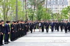 파크프렌드(본부직원식당) | 직원들과 인사하는 홍익태 본부장
