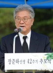 인사말 하는 유광언 기념사업회장
