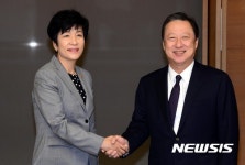 아모레신영주(특) | 밝은 표정으로 악수하는 김영주-박용만