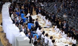 반포주공 1단지 시공사 선정 위한 조합원들이 투표