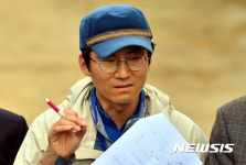 정일가전할인매장 | 5·18 암매장 발굴작업 설명하는 정일 실장