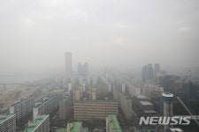 미세먼지로 변해버린 잿빛 도심