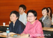 미투 관련 발표 청취하는 정현백 장관