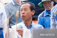 양구장서 어묵먹는 최문순 강원도지사 후보