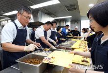 서울강동우체국 구내식당운영위원장 | '맛있게 드세요'