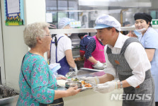 쿠팡천안2센터집단급식소 | 배식 봉사활동 펼치는 구본영 천안시장