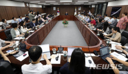 기자간담회하는 조명균 통일부 장관