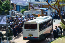 남해군청을 떠나는 영구차