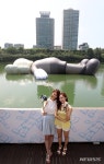 석촌호수 '카우치 : 홀리데이 코리아' 전시