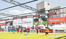 홈플러스 풋살파크에서 축구하는 어린이들