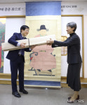 종의군파전주이씨종중 | 도난 문화재 전주이씨 종중에 반환하는 정재숙 문화재청장