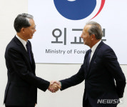 인사 나누는 강정식 다자외교조정관과 아파로 IAEA 사무차장