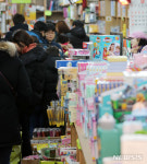 상수문구도매 | 새학기 준비로 붐비는 문구 도매시장