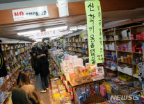 상수문구도매 | 새학기 준비로 붐비는 문구 도매시장