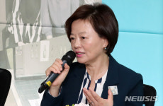 (주)진선우유통 | 현장 간담회 하는 진선미 여성가족부 장관