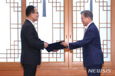 문 대통령, '고형권 주오이시디대사에 신임장 수여'