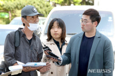 이공일칠구조네트워크 | 기자회견하는 유영재 비글구조네트워크 대표
