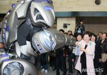 (주)진선우유통 | 로봇 관람하는 진선미 장관