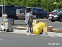 '쓰레기 불법 투척 현장' 살피는 의령군청 직원