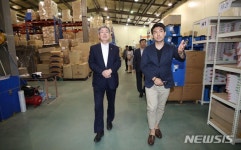 (주)새손 광진실업 | 사회적기업 두손컴퍼니 찾은 이재갑 고용노동부 장관