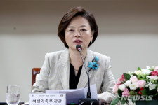 (주)진선우유통 | 협약식 모두발언하는 진선미 장관