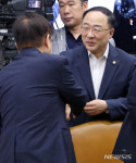 김영주 무역협회장과 인사 나누는 홍남기 경제부총리