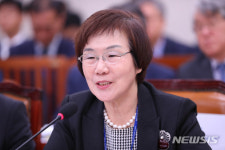 밝은 미소로 답하는 이미경 한국국제협력단 이사장