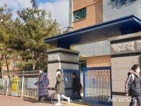 "답답하지만 마스크 써야 해요"…초등학교 앞 개학 풍경
