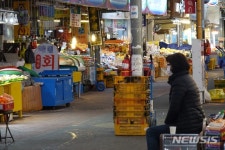 하염없이 손님 기다리는 제주동문시장 상인