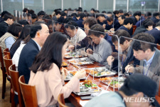 에버리치광주구내식당 | 광주, 시청 구내식당 테이블에도 '투명 가림막'