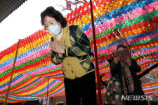 합자회사운정 | 합장하는 불자