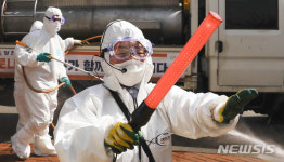'이어셋마이크' 착용하고 방역 안내