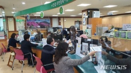 의령군청 민원실, ‘코로나19 예방’ 가림막 설치