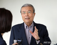 기자 질문에 답하는 김종인