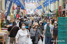 구로다 日銀총재 "2분기 日GDP, 상당히 침체…2차유행 주시"(종합)