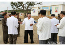제일피알강북 | 김정은 국무위원장, 태풍 피해복구 마친 황해북도 강북리 현장 방문