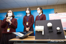 대통령상 수상하는 대전갑천중학교 진영서, 윤세연, 이유진