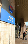 윤석열 직무복귀 여부 오늘 판가름, 법무부로 들어가는 직원들