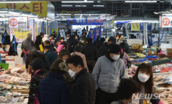 설 앞두고 매천수산시장 찾은 시민들