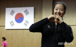 손 하트 날리는 탁구 국가대표 신유빈