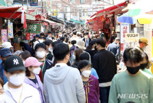 야호문구점완구 | 어린이날 앞두고 가족 손님들로 붐비는 문구·완구거리