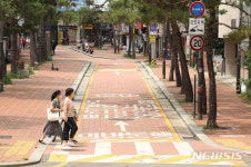 '거리두기 4단계 이틀째' 한산한 대학로 일대