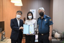 울산동부경찰서 무궁화복지회 | 울산 동부경찰서, 보이스피싱 피해 막은 은행원 감사장 전달