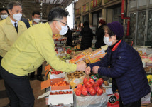 농수산물시장 상인과 인사 나누는 김현수 장관