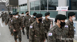 (주)풀무원푸드앤컬처 35사단신병교육대대 | '사전투표 첫날 투표 위해 발걸음 옮기는 35사단 장병들'