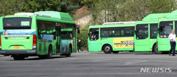 차고지 나서 출발하는 버스들