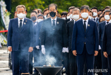 노무현 전 대통령 참배하는 정부 인사들
