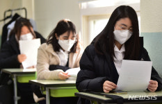 수능 성적표 확인하는 수험생
