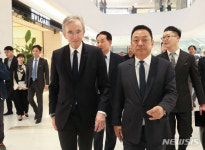 더현대서울 불가리 매장 찾은 아르노 루이비통 회장