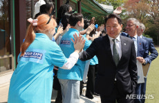 부산월드엑스포 서포터즈와 하이파이브하는 최태원 회장